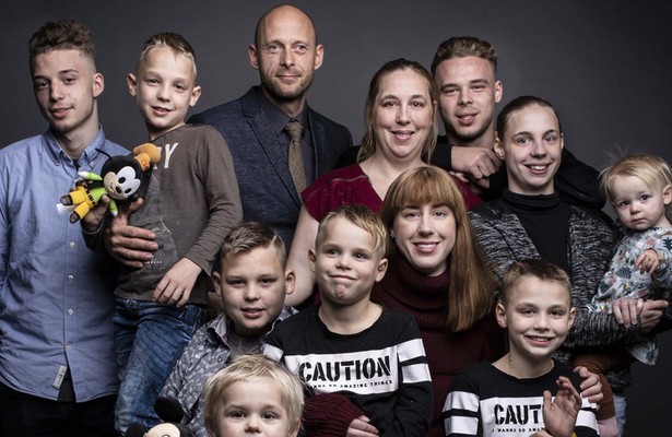 Familie helpt opa Cudogham verhuizen in Een huis vol