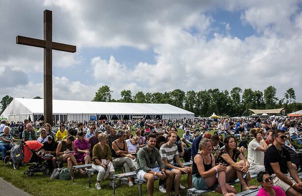 Bezoekers op de Pinksterconferentie Opwekking