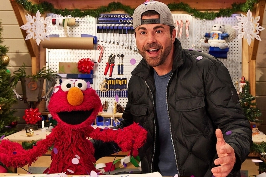 Elmo and Mark Rober's Merry Giftmas