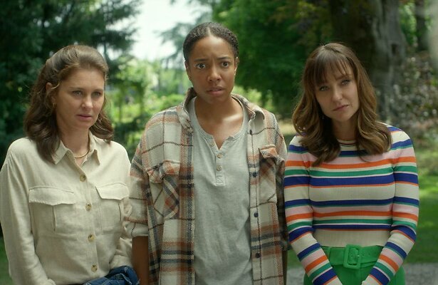 Fockeline Ouwerkerk (Nienke), Joy Delima (Rolinde) & Melody Klaver (Faya) in Zussen