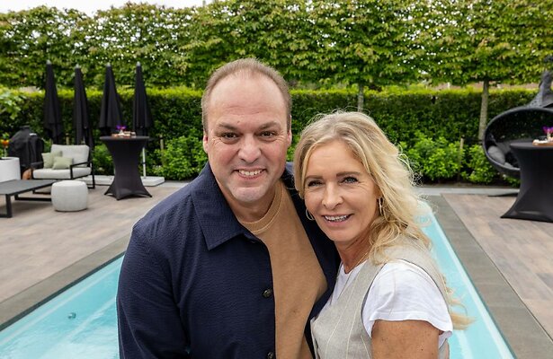 Frans en Mariska Bauer samen bij het zwembad.