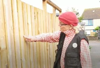 Bromet over de schutting