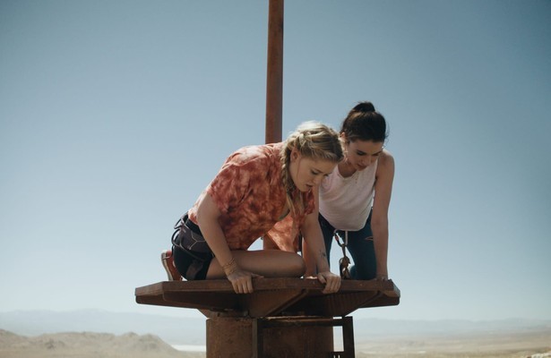 Virginia Gardner en Grace Caroline Currey in Fall