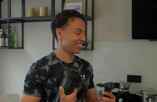 Adam Bakhcha in Een Huis Vol