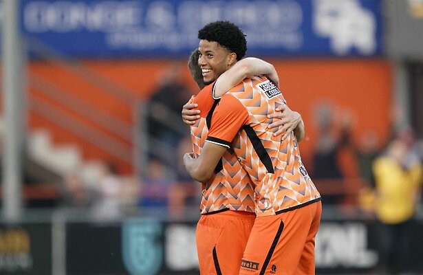 Carel Eiting en Xavier Mbuyamba van FC Volendam