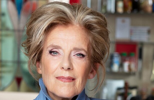 Jette van der Meij als Laura