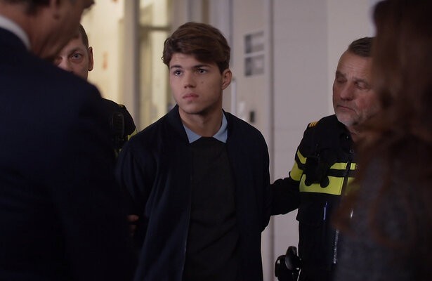 Valentijn verdween achter de tralies...