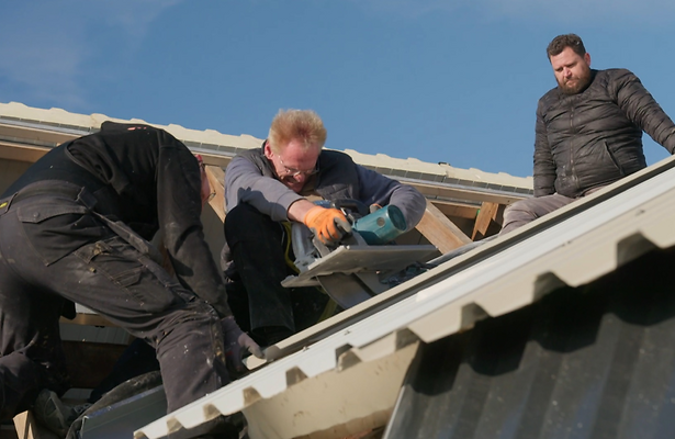 Jan-Pieter en zijn zaag in Het Roer Om