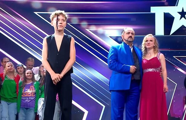 Deelnemers wachten af of ze door zijn naar de grote finale van Holland's Got Talent.