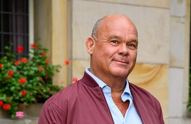 Paul de Leeuw voor Hotel Hollandia