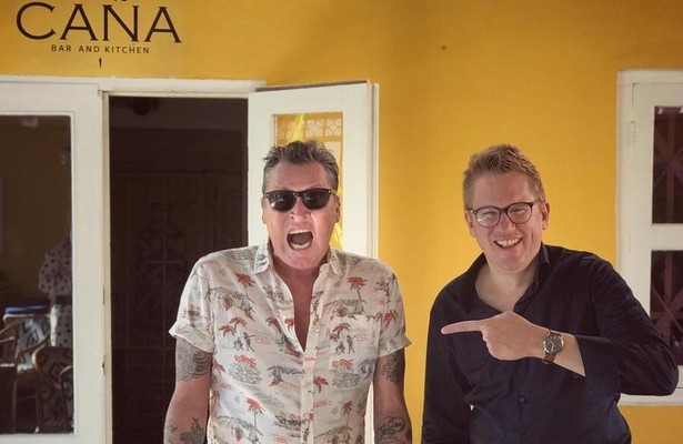 Jaïr gaat in High Society op de koffie bij Barry Hay