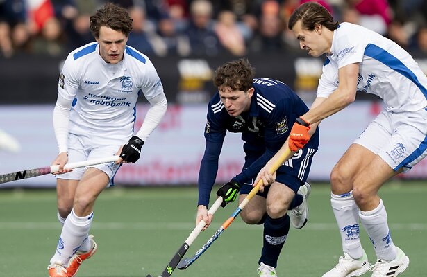 Boris Aardenburg (Pinoke) in actie tegen Mats Marree en Rik Sprengers (SV Kampong)