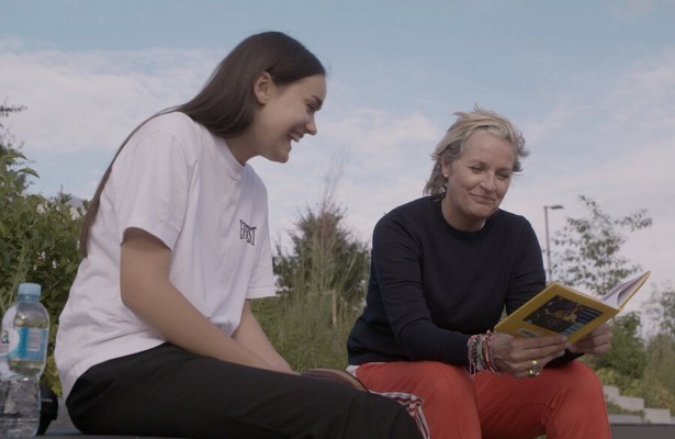 Margriet van der Linden praat met jonge ballingen in Litouwen