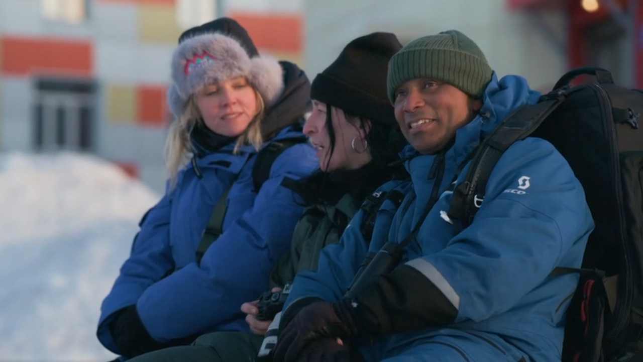 Humberto Tan reist met Raven van Dorst en Loes Haverkort af naar het ijskoude Spitsbergen in Gelukki