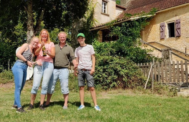 Steven, Miranda, Isa en Roan in Ik Vertrek