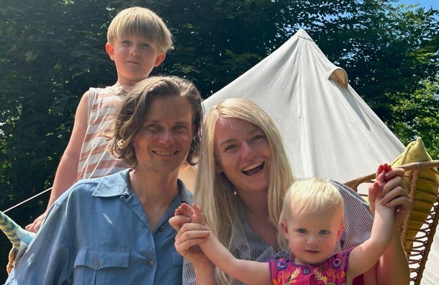 Karl en Marit en hun gezin voor de tent in Ik Vertrek