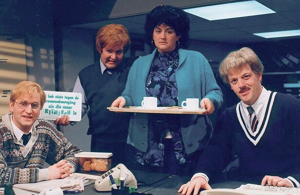 Jos, Edgar, hun collega Storm en de secretaresse Juffrouw Jannie op de financiële administratie.