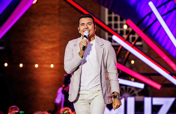 Jan Smit als presentator van Muziekfeest op het Plein.