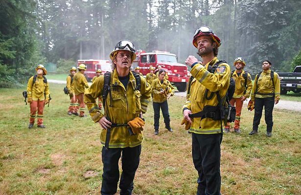 Billy Burke en Jared Padalecki in Fire Country