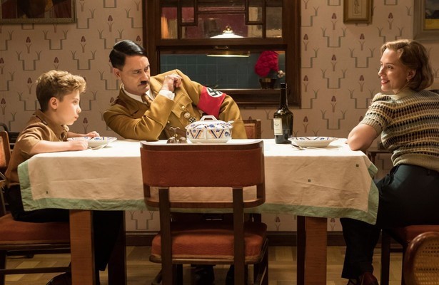 Taika Waititi en Roman Griffin Davis in Jojo Rabbit