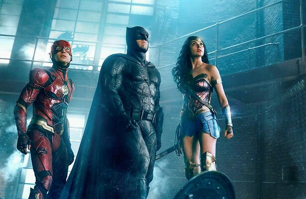 Ezra Miller, Ben Affleck en Gal Gadot in Justice League