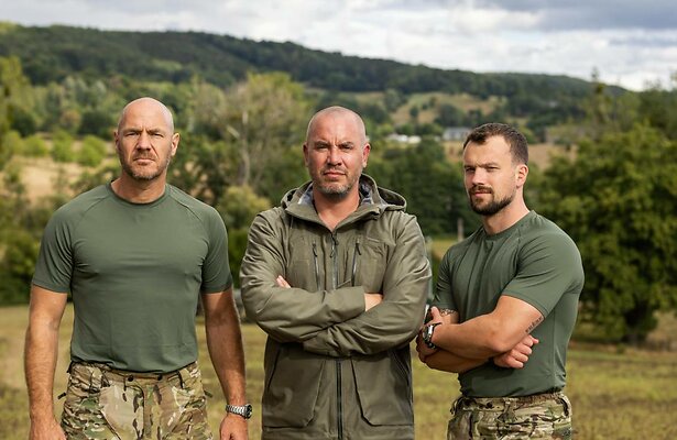Instructeur Ray Klaassens, presentator Jeroen van Koningsbrugge en instructeur Dai Carter