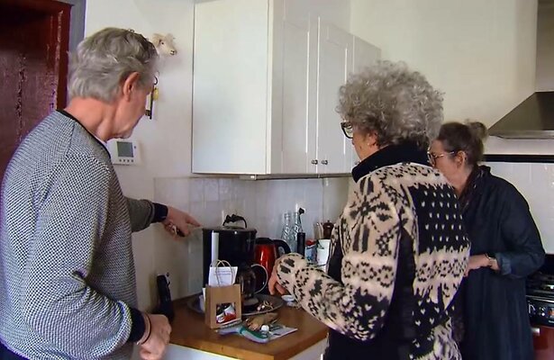 Joop stelt voor om het hele apparaat van Anja maar weg te halen.