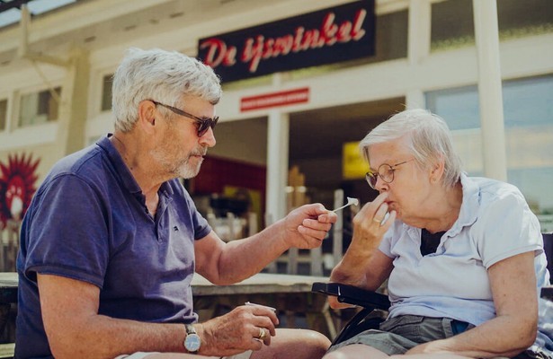 Piet zorgt voor Cora in Kanaal Sociaal