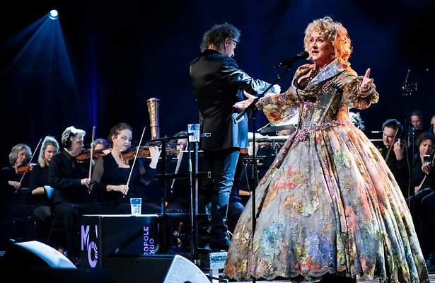 Karin Bloemen voor Karin Bloemen & Metropole Orkest: 40 Jaar De Allermooiste Liedjes