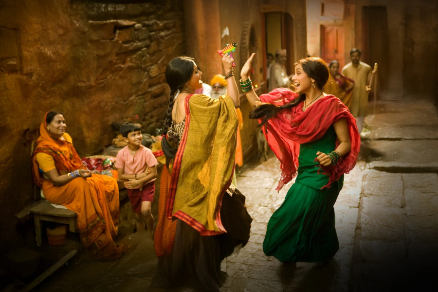 Laaga Chunari Mein Daag: Journey of a Woman