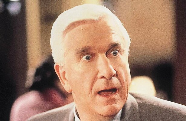 Leslie Nielsen als luitenant Frank Drebin in The Naked Gun: From the Files of Police Squad!