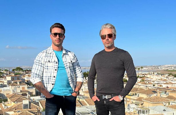 Wesley en Nick voor Let's Get Spanish