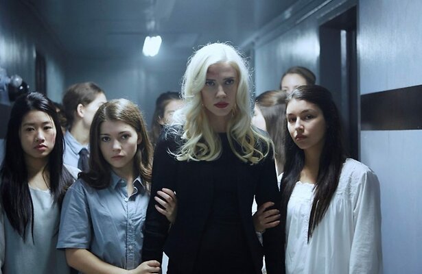 Katie Douglas en Celina Martin in Level 16