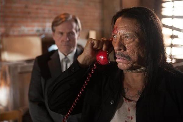 Danny Trejo hakt er weer flink op los