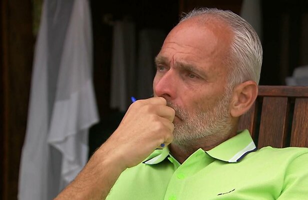 Marcel kondigt voor de camera zijn vertrek aan.