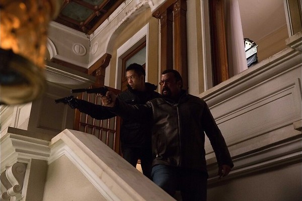 Steven Seagal beukt er ouderwets op los