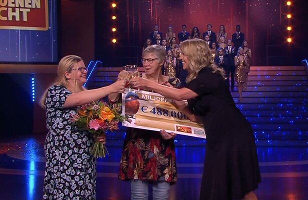Linda de Mol met winnaar Bertha