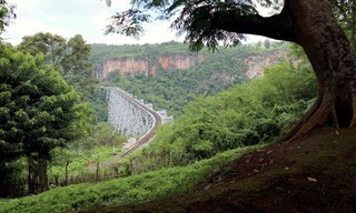 Geo Reportage: Myanmar - Per Zug durch die Zeit