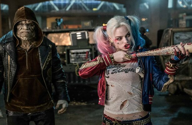 Adewale Akinnuoye-Agbaje en Margot Robbie in The Suicide Squad