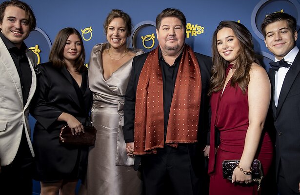 Martijn Krabbé met zijn gezin op het Gouden Televizier-Ring Gala