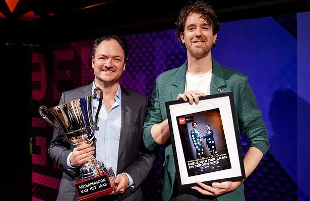 Niels van der Laan en Jeroen Woe met hun prijs