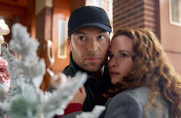 Peter Mooney en Sarah Drew in Mistletoe Murders