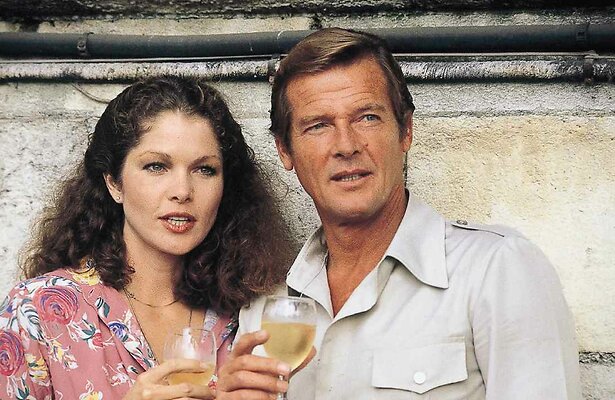 Lois Chiles en Roger Moore in Moonraker