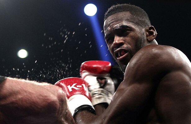 Murthel Groenhart vecht tijdens Glory90