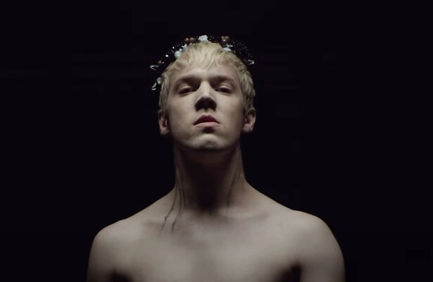 Mustii in de muziekvideo van 'Blind' 