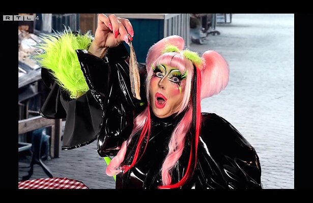 Mari Lellebel in Make Up Your Mind.