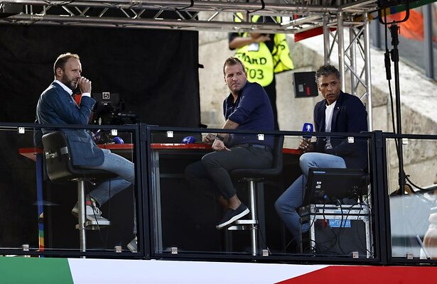 NOS-analisten Rafael van der Vaart en Pierre van Hooydonk tijdens het EK Voetbal 2024.