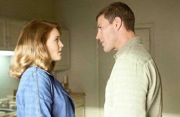 Kathleen Kenny en Austin Stowell in NCIS: Origins