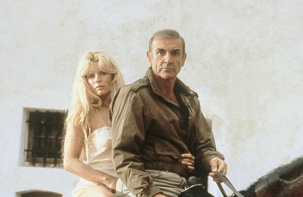 Kim Bassinger en Sean Connery in Never Say Never Again