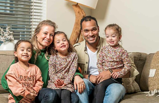 Nicole, Kevin, Mae, Ivy en Nova in Meer dan Verwacht